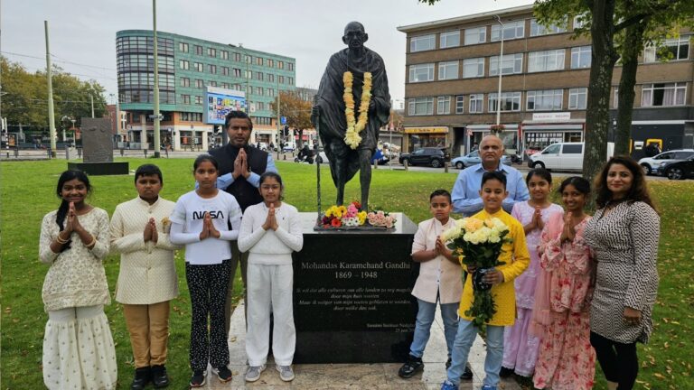 Herdenking Gandhi Jayanti op Hobbemaplein: “Gandhi’s boodschap blijft actueel”